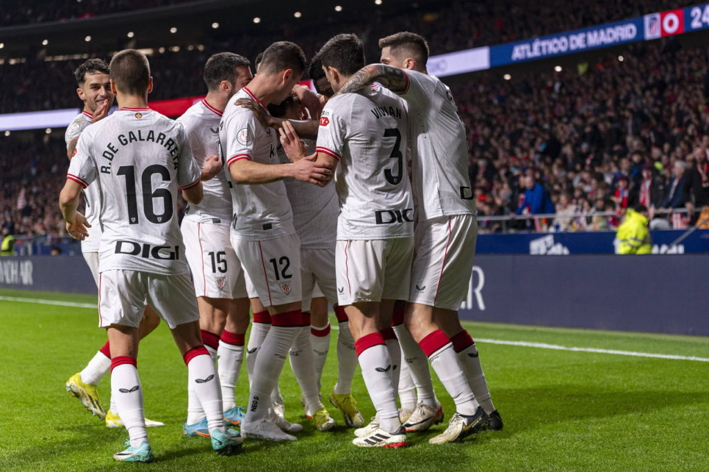 Jogadores do Athletic Bilbao comemoram um gol contra o Atlético de Madrid pela Copa do Rei.