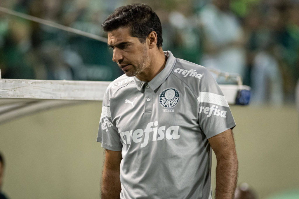 Abel Ferreira, do Palmeiras, orienta o time durante partida nesta temporada.