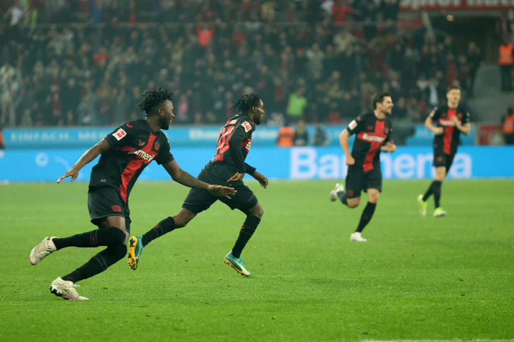 Jogadores do Bayer Leverkusen comemoram o gol sobre o Bayern de Munique.