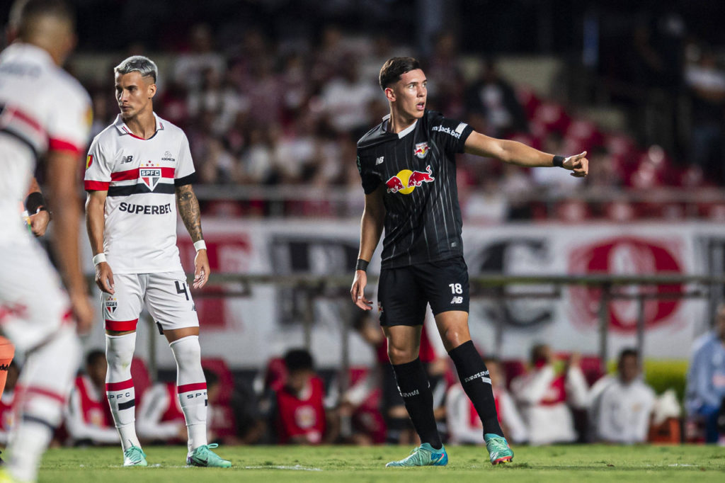 Ferreira-São-Paulo-Thiago-Borbas-Bragantino-Jogo-imago1040714731h Ferreira, do São Paulo, e Thiago Borbas, do RB Bragantino, em campo por suas equipes.