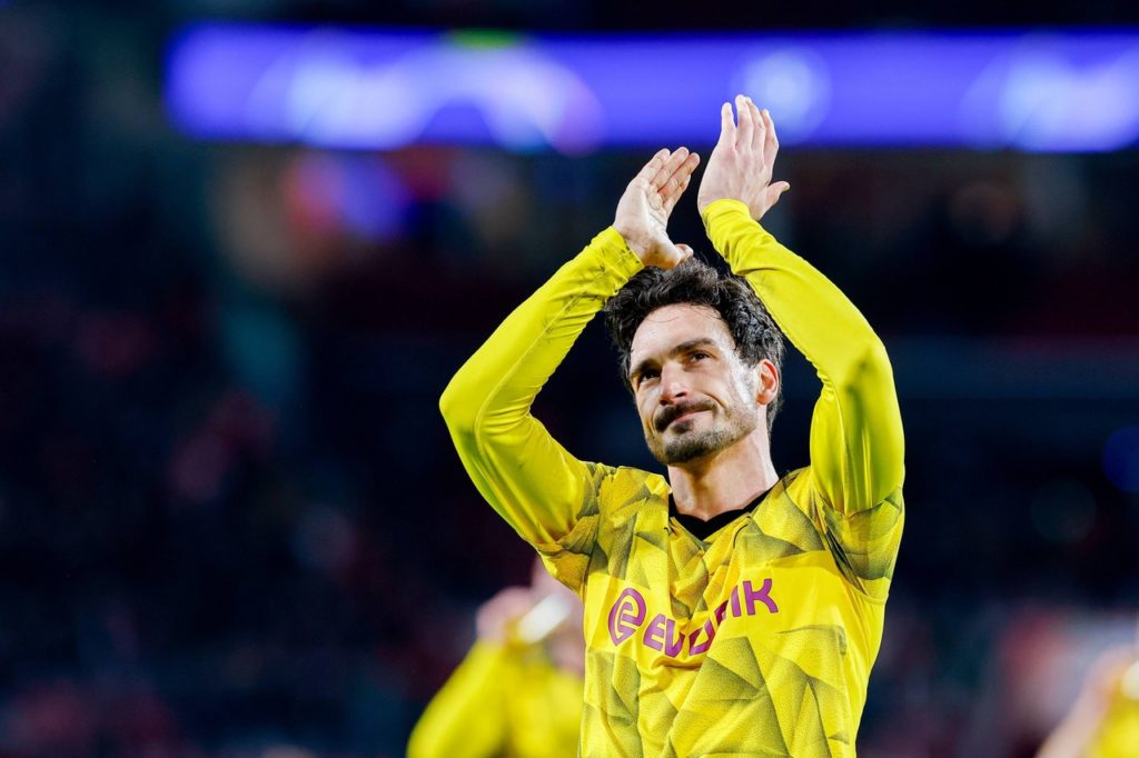 Hummels, do Borussia Dortmund, bate palmas após mais uma partida da equipe alemã pela Champions.