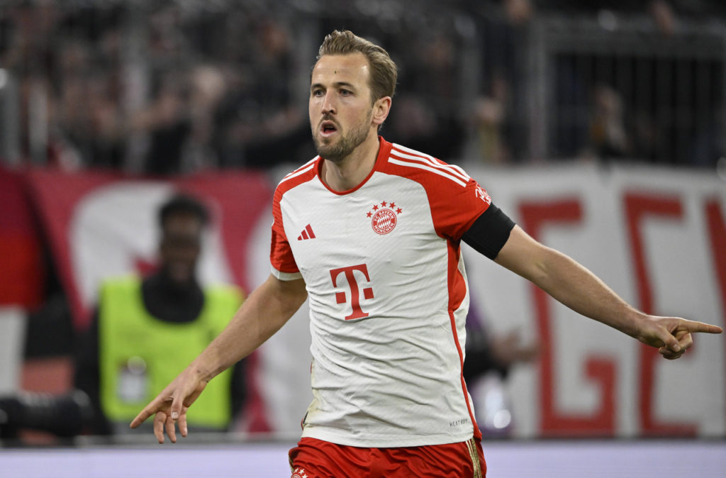 Harry Kane, do Bayern de Munique, comemora um dos gols marcados na rodada do futebol alemão.