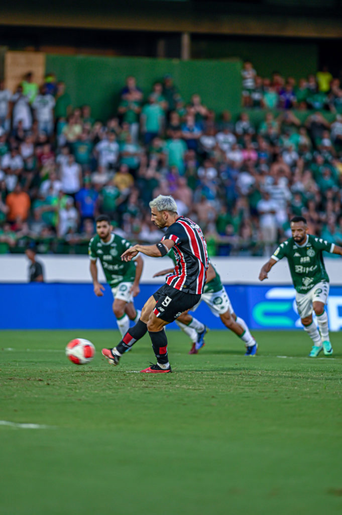 Calleri-São-Paulo-Jogo-imago1041321413h Calleri, do São Paulo, cobrando um pênalti na partida contra o Guarani, pelo Paulistão.