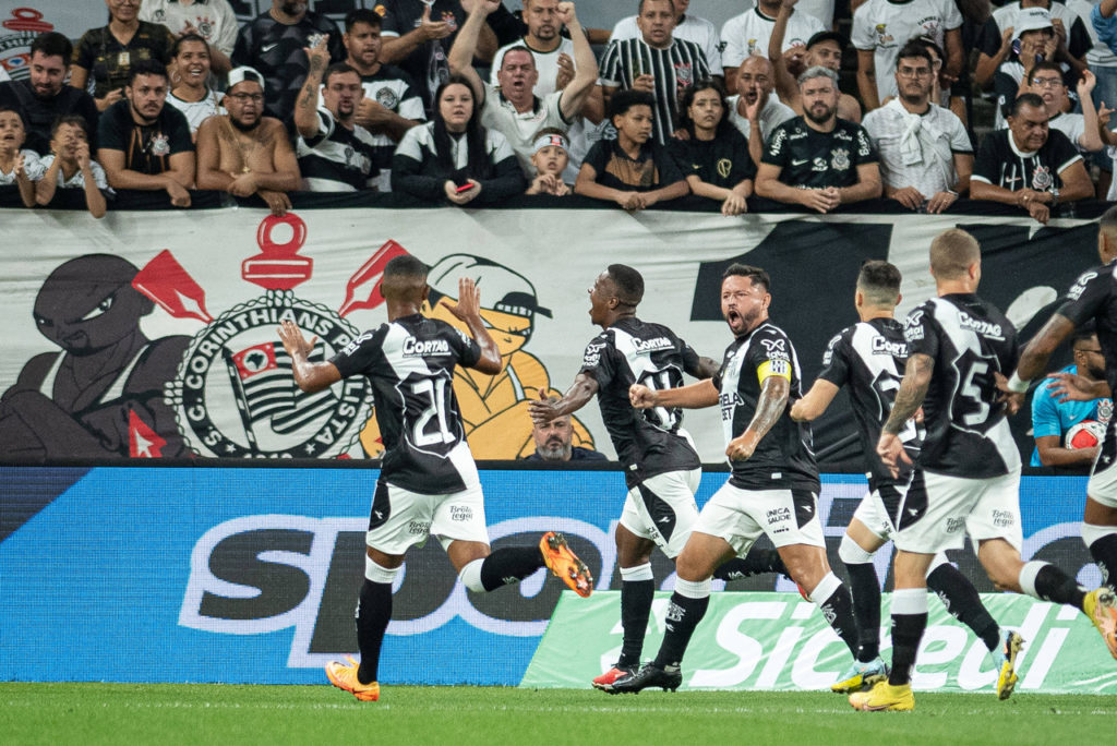 Jogadores-Ponte-Preta-Jogo-imago1041330585h Jogadores da Ponte Preta comemoram o gol marcado contra o Corinthians no Paulistão.