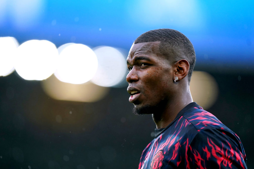 Pogba-Juventus-Jogo-imago1041667821h Pogba, da Juventus, olha de forma fixa para o campo antes de uma partida pelo Manchester United.