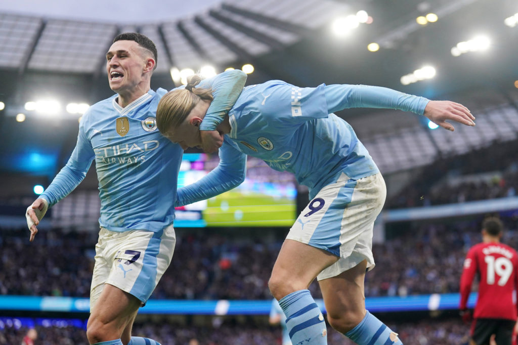 Foden-Haaland-Manchester-City-Jogo-imago1041869137h Phil Foden e Haaland, do Manchester City, comemoram um dos gols do time na partida contra o Manchester United.