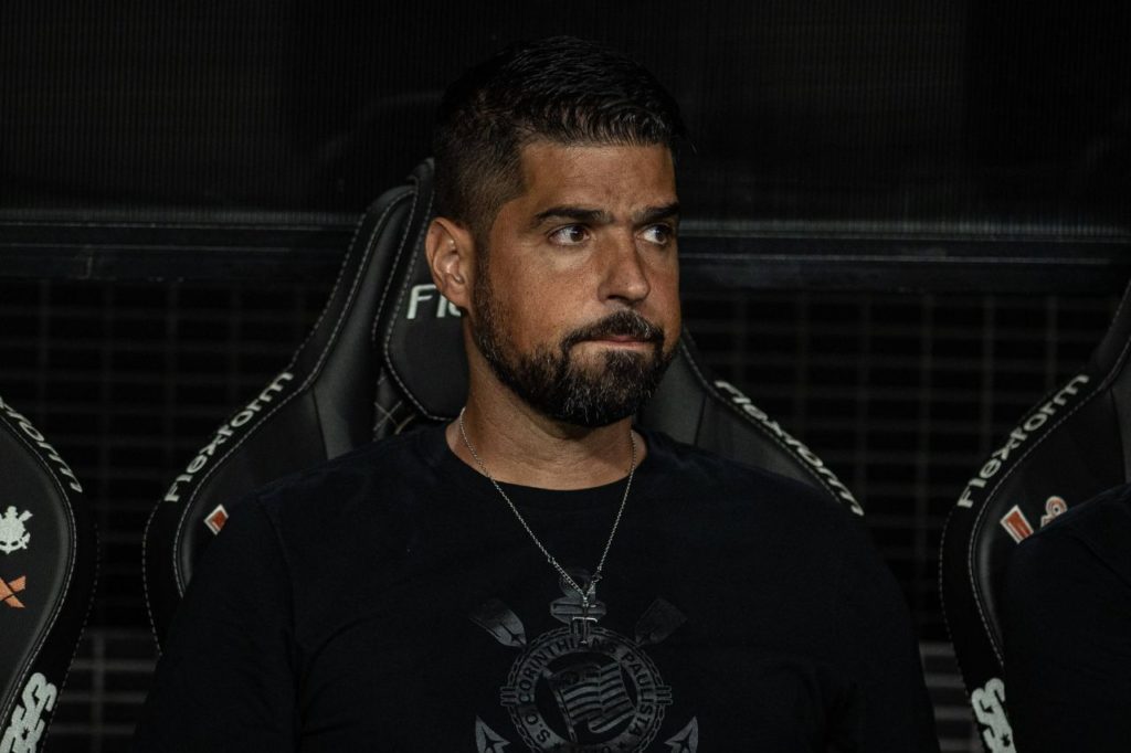 Antonio-Oliveira-técnico-Corinthians-imago1041330588h Treinador António Oliveira no banco do Corinthians em jogo do Paulista