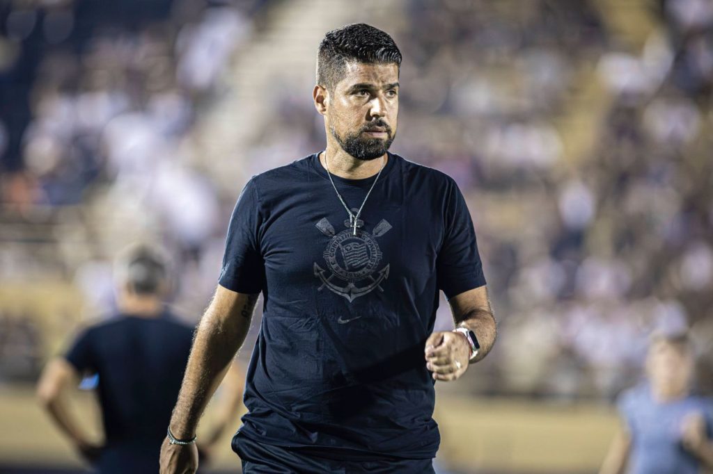 Técnico António Oliveira à frente do Corinthians na beira do campo