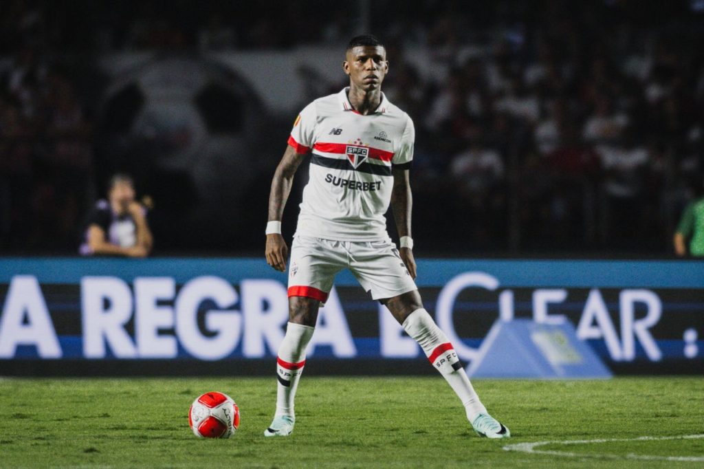 Zagueiro Arboleda em ação pelo São Paulo