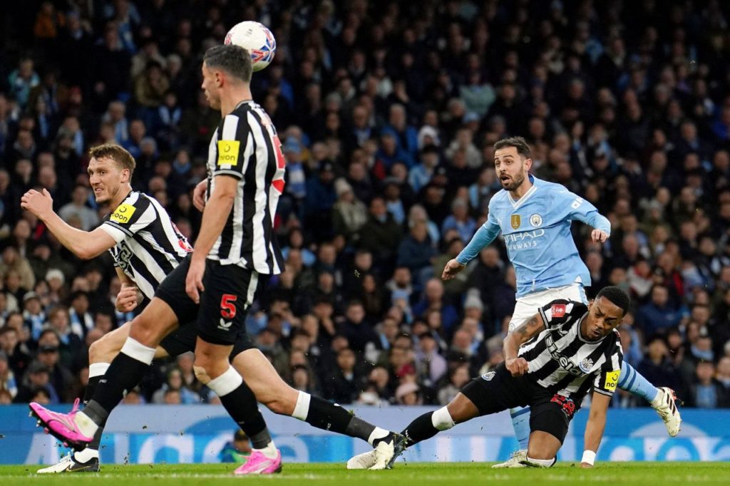 Meia Bernardo Silva fazendo gol do Manchester City na vitória sobre o Newcastle na FA Cup