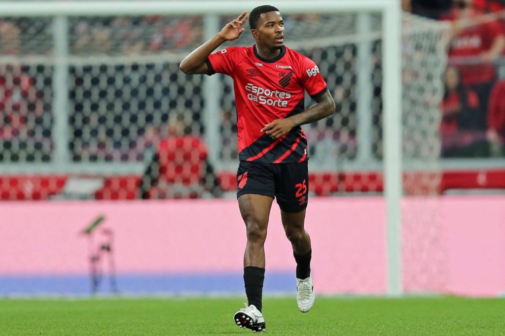Cacá-zagueiro-Athletico-imago1033878650h Zagueiro Cacá em jogo do Athletico-PR