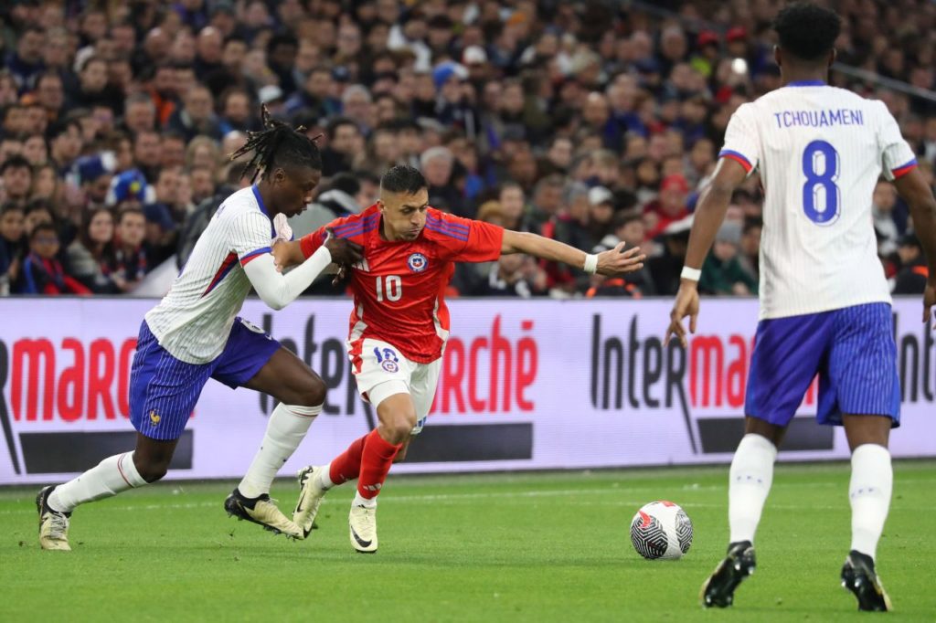 Camavinga, da França, marcando Alexis Sánchez, do Chile em amistoso