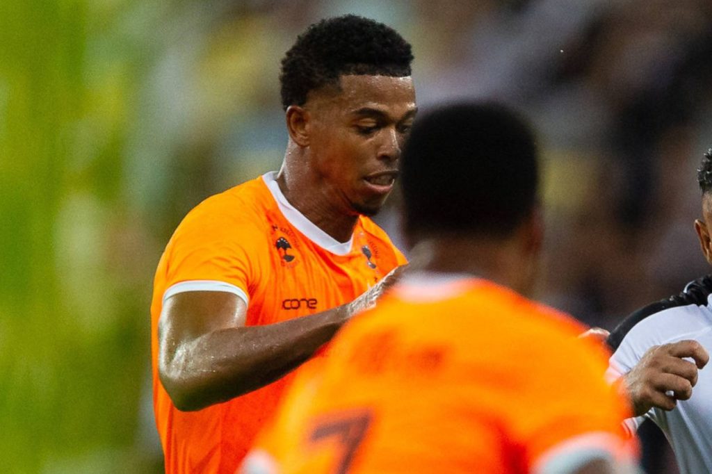 Centroavante Carlinhos em ação pelo Nova Iguaçu