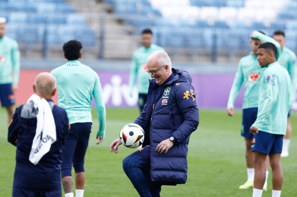 Técnico Dorival Júnior em treino da Seleção em Madri