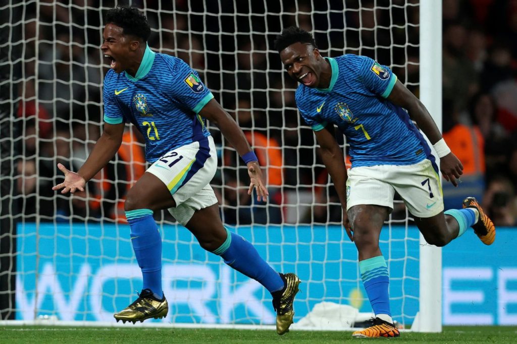 Endrick-Brasil-gol-imago1042851376h Atacante Endrick comemora gol do Brasil sobre a Inglaterra ao lado de Vinicius Junior
