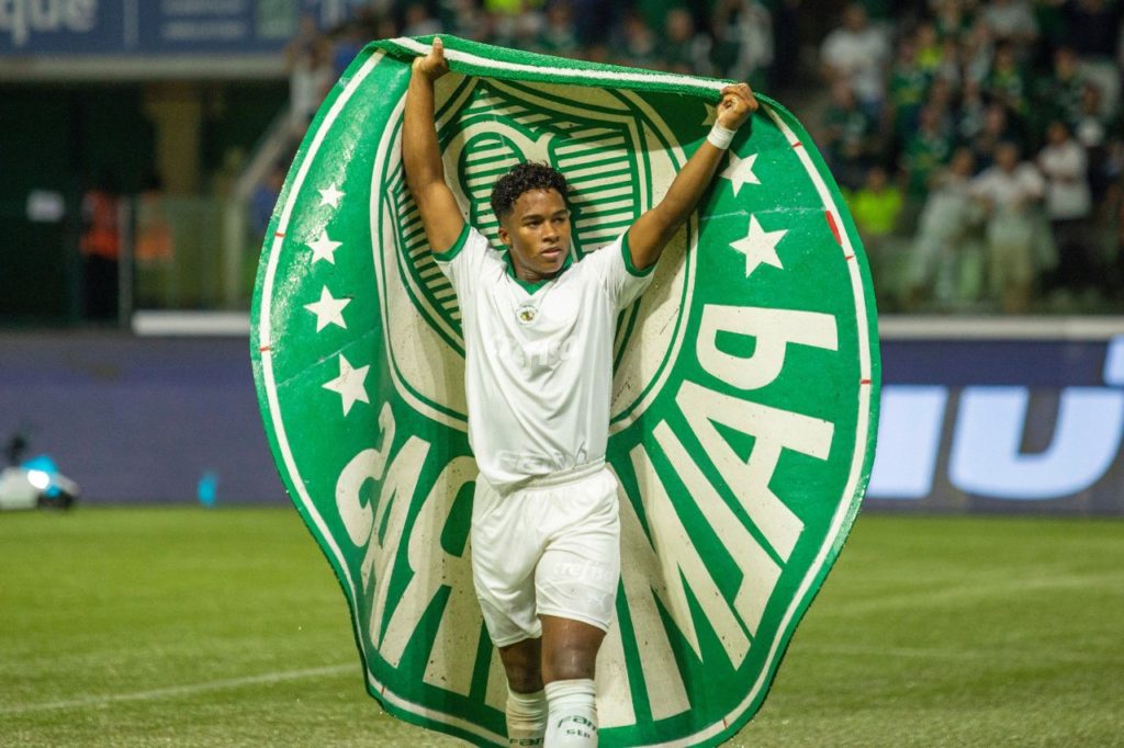 Endrick comemora gol com escudo do Palmeiras no Allianz Parque