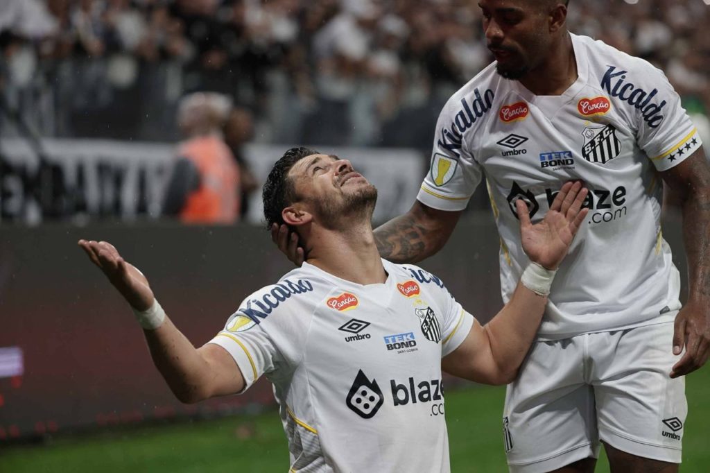 Meia Giuliano comemora gol do Santos na semifinal contra o Bragantino