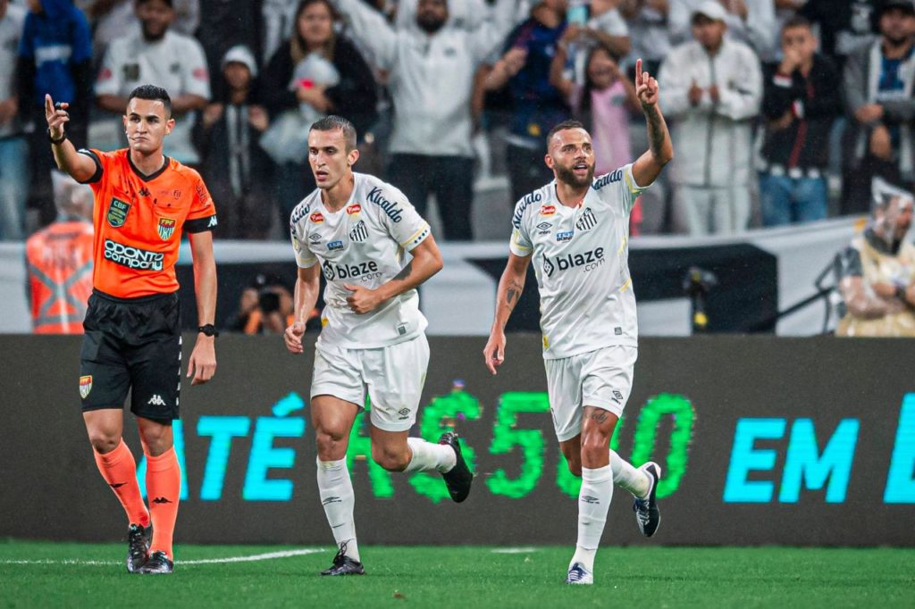 Atacante Guilherme comemorando gol do Santos com a torcida em Itaquera