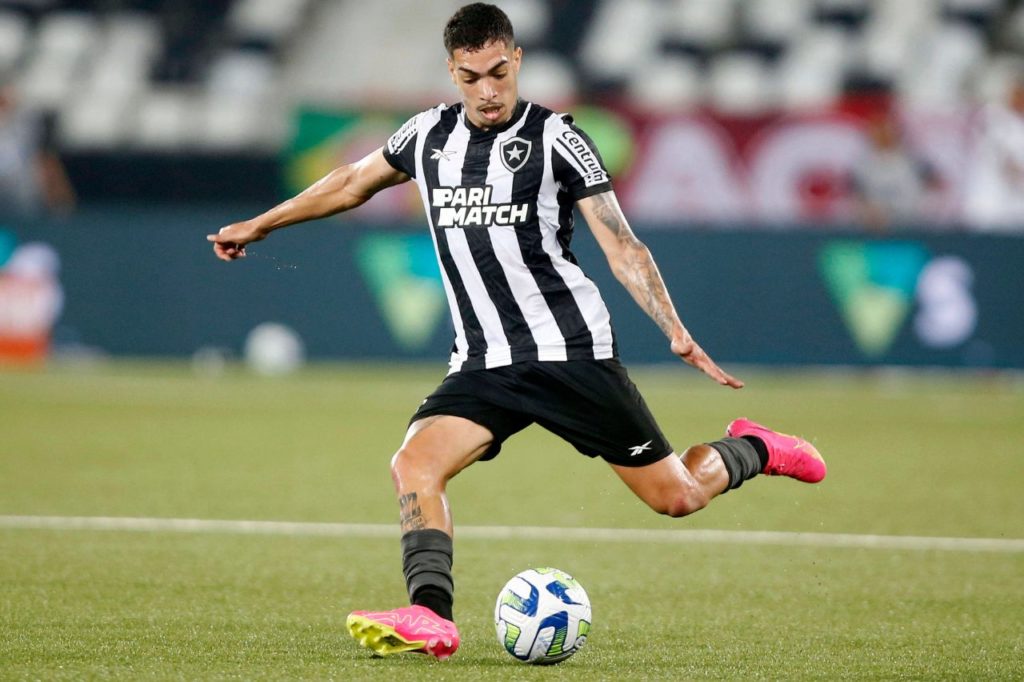 Hugo-lateral-Botafogo-imago1033202603h Lateral-esquerdo Hugo em jogo do Botafogo
