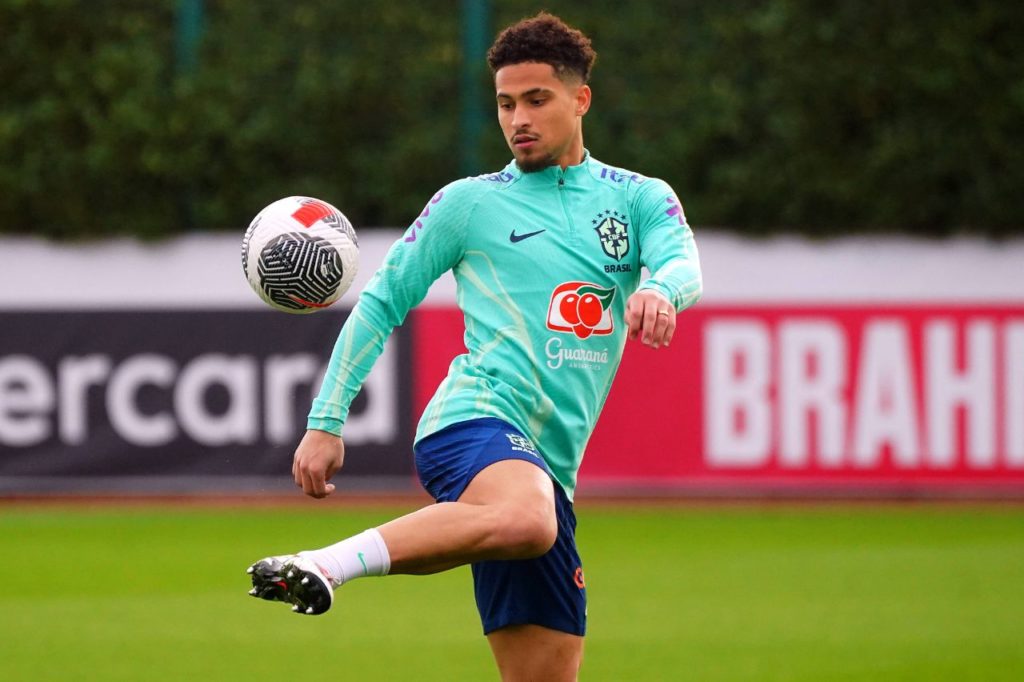 Volante João Gomes em treino da Seleção em Londres