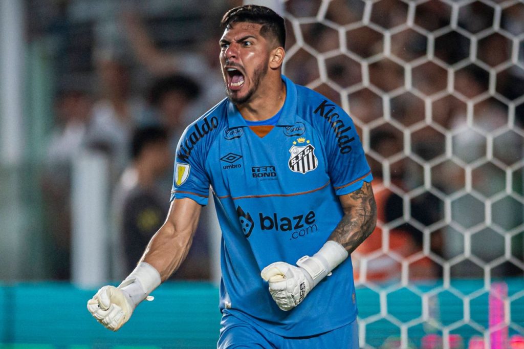 Goleiro João Paulo comemora classificação do Santos para a semifinal do Paulistão