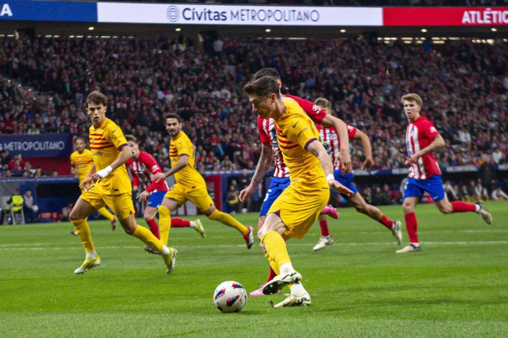 Lewandowski dá passe para João Félix marcar na vitória do Barcelona sobre o Atlético de Madrid na LaLiga