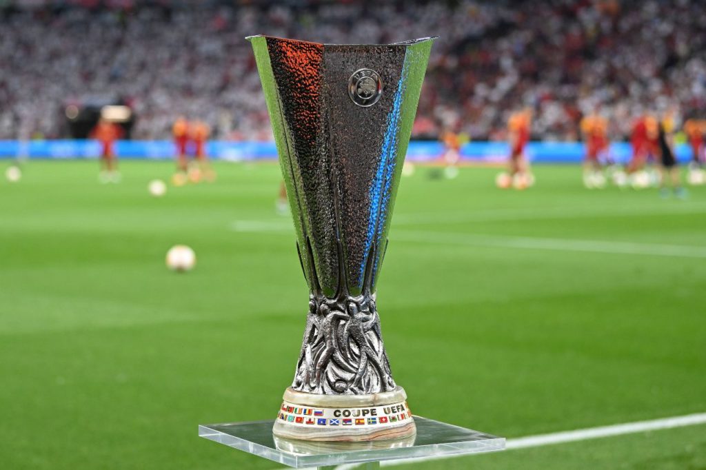 Liga-Europa-troféu-sorteio-imago1031825110h Taça da Europa League sendo exibido no campo