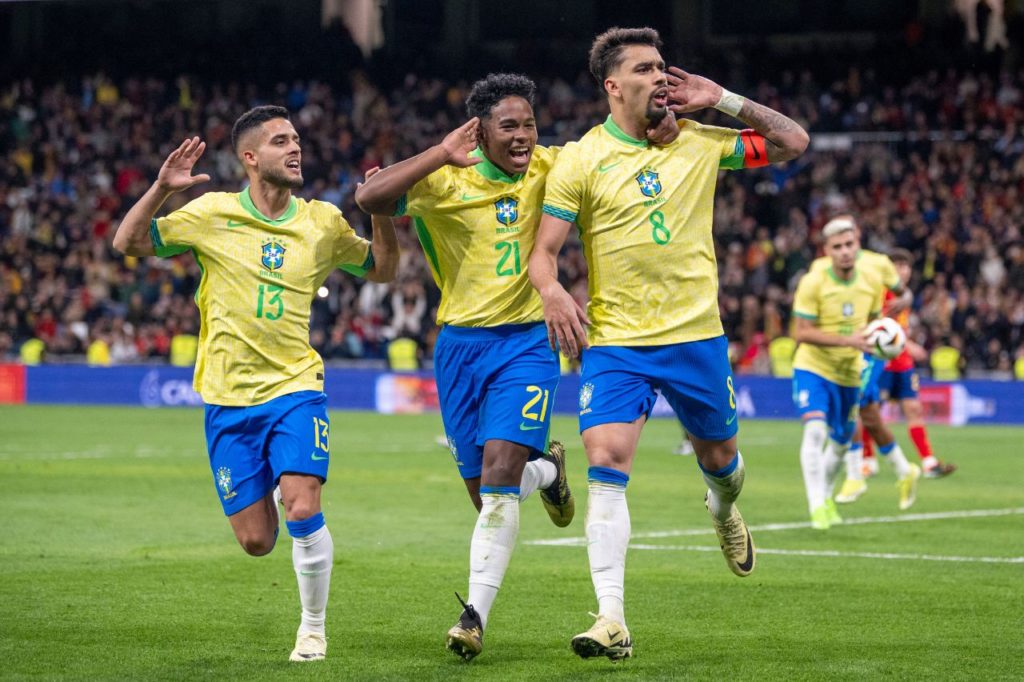 Meia Paquetá comemora gol do Brasil ao lado de Endrick no amistoso contra a Espanha