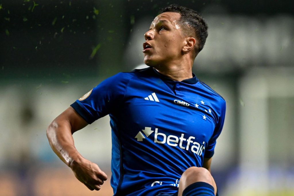 Marlon-Cruzeiro-jogo-imago1031324846h Lateral Marlon em ação pelo Cruzeiro