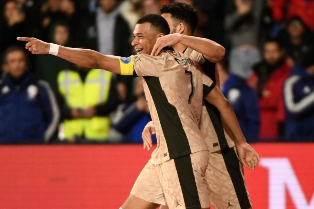 Mbappé comemora gol pelo PSG na vitória por 6 a 2 sobre o Montpellier na liga francesa