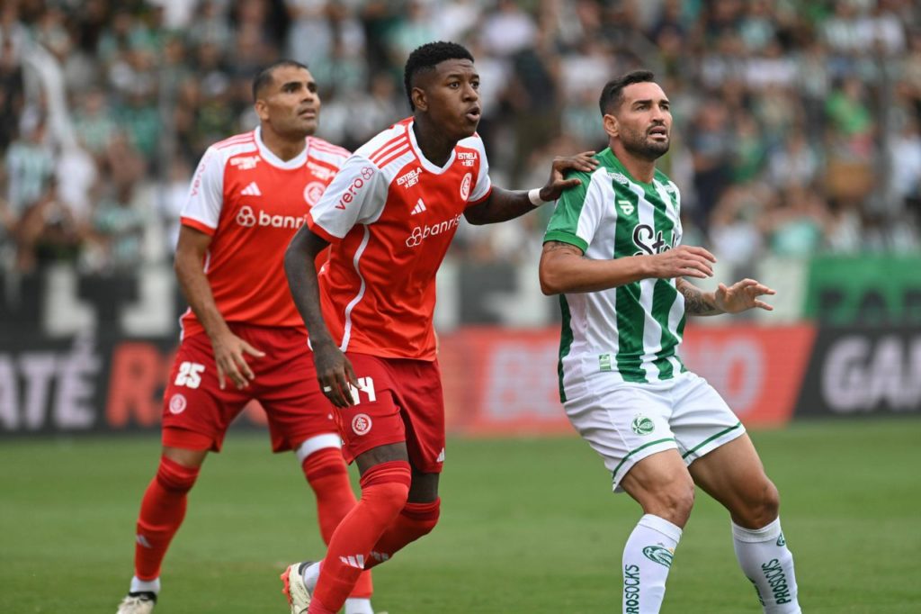 Mercado-Vitão-Gilberto-Inter-Juventude-imago1042641205h Vitão e Mercado marcando Gilberto no empate entre Juventude e Inter pela semifinal do Campeonato Gaúcho