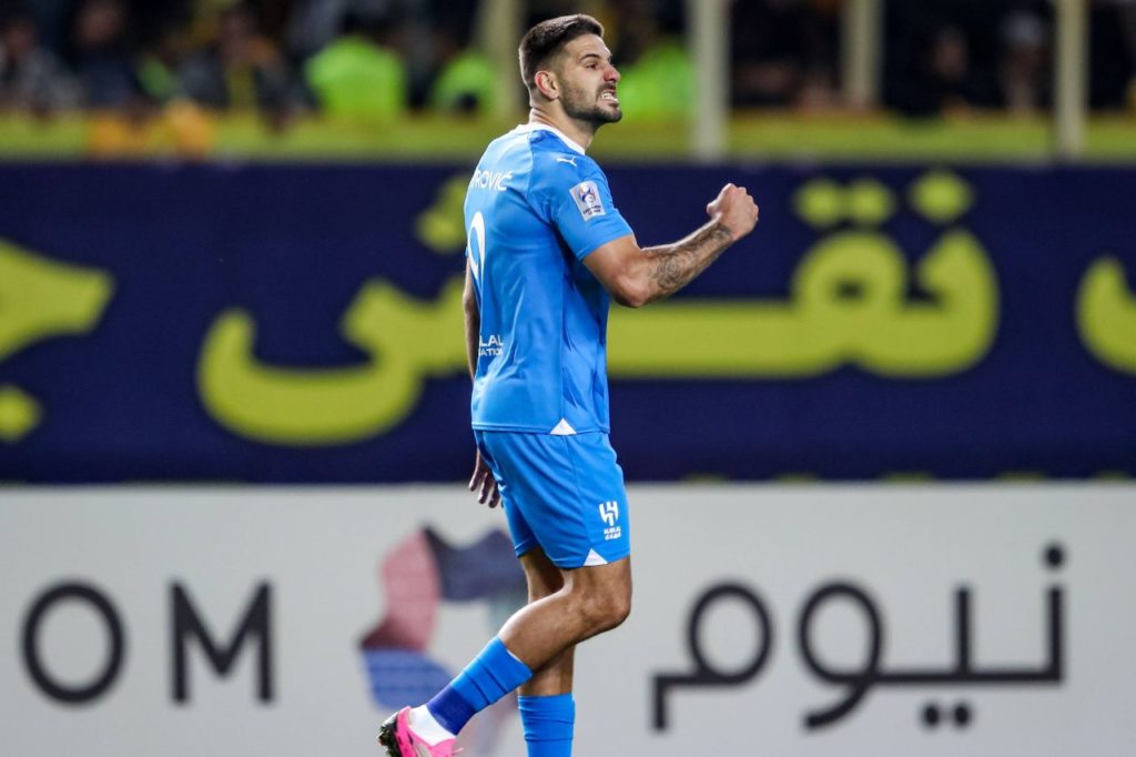 Mitrovic-Al-Hilal-jogo-imago1040656993h Atacante Mitrovic em ação pelo Al-Hilal no Campeonato Saudita