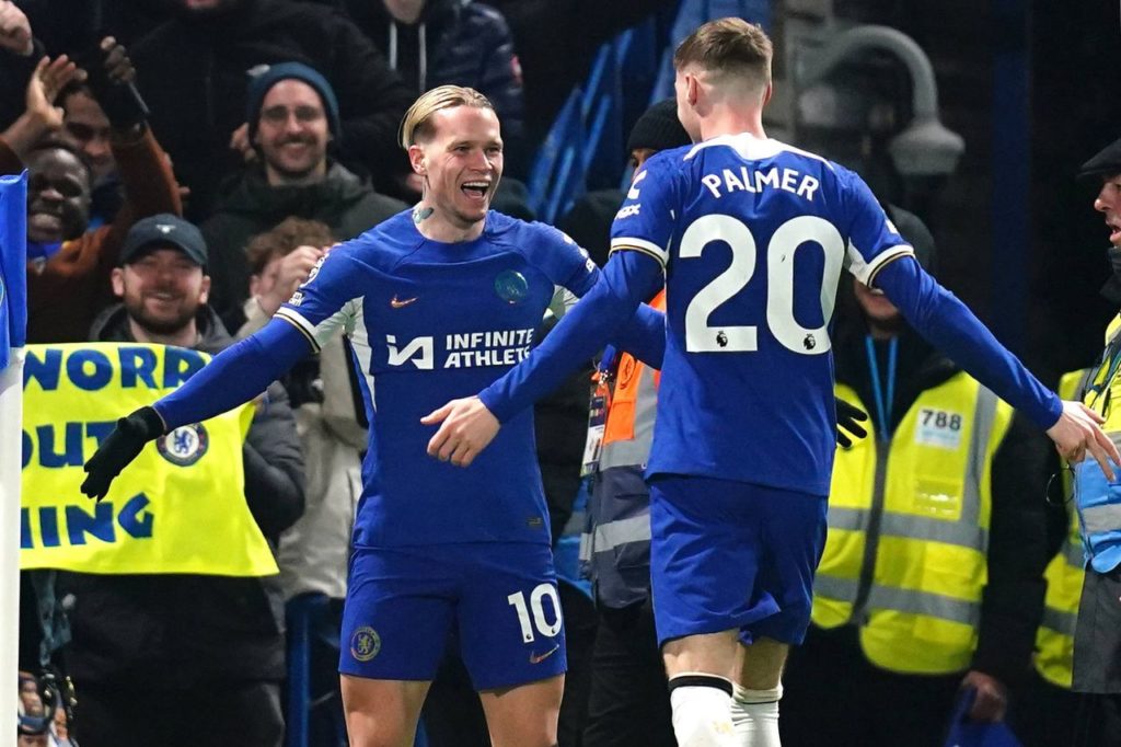Mudryk comemora gol ao lado de Palmer na vitória do Chelsea