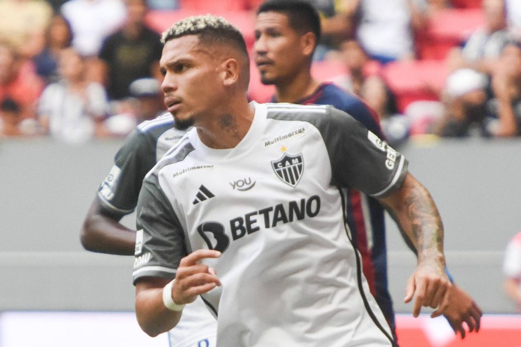 Paulinho-Atlético-jogo-imago1040710554h Atacante Paulinho em jogo do Atlético Mineiro