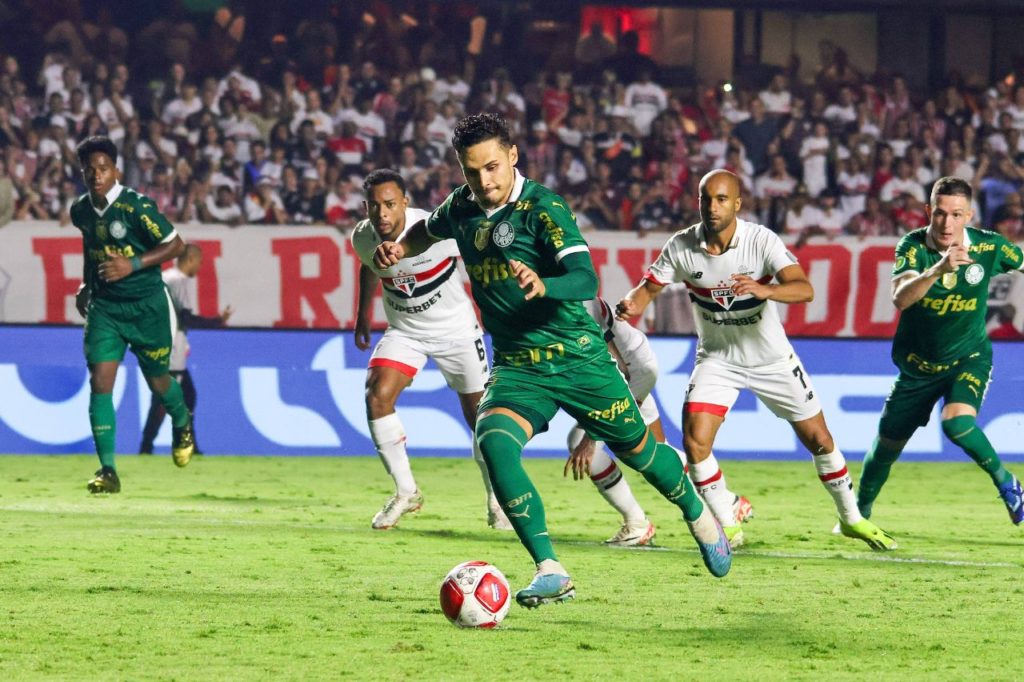Raphael-Veiga-Palmeiras-gol-imago1041885235h Meia Raphel Veiga batendo pênalti e marcando o gol de empate do Palmeiras contra o São Paulo no Paulistão