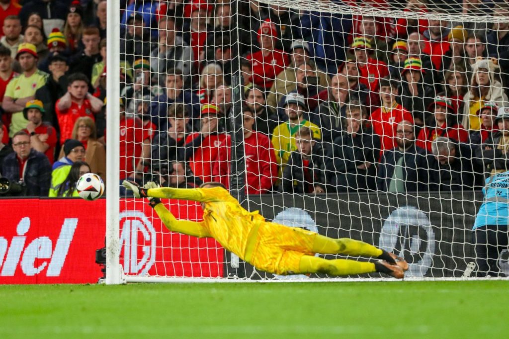Szczesny-defesa-pênalti-Polônia-jogo-imago1042983485h Goleiro Szczesny pega pênalti de País de Gales e classifica a Polônia na respescagem da Eurocopa