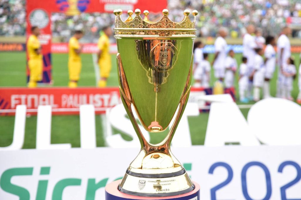 Taça-do-Paulistão-imago1027138961h Troféu do Paulistão sendo exibido no campo na final do ano passado