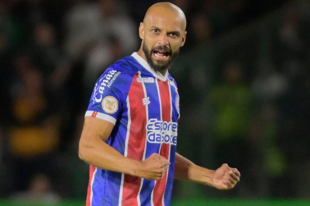Thaciano-Bahia-jogo-imago1034390943h Centroavante Thaciano comemorando em jogo do Bahia