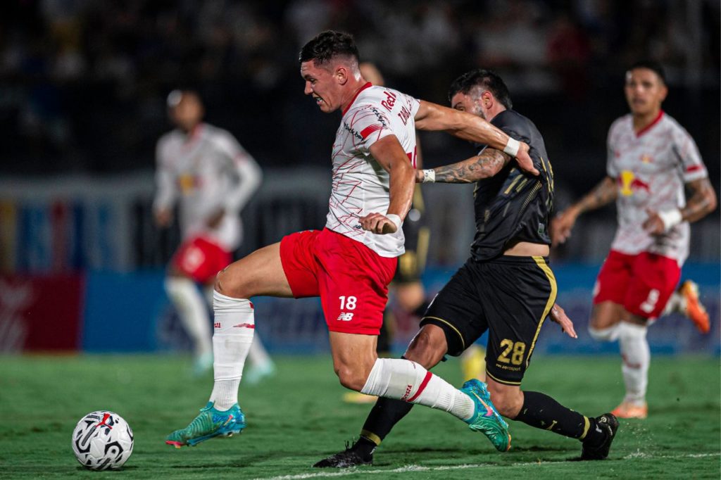 Centroavante Thiago Borbas em ação pelo Red Bull Bragantino