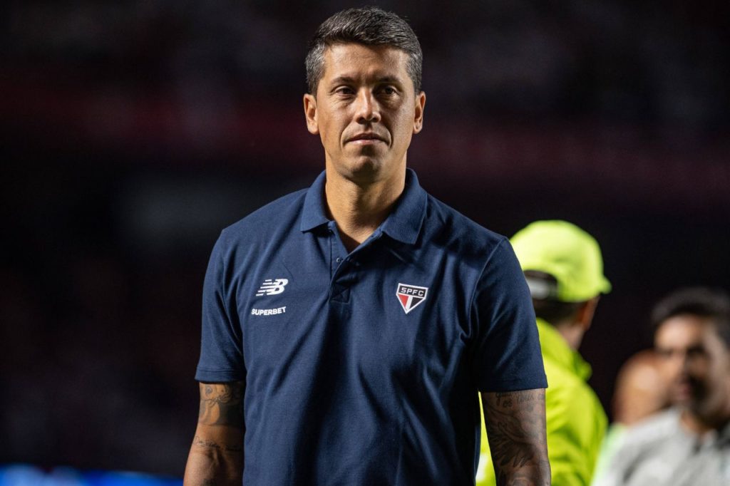 Thiago-Carpini-técnico-São-Paulo-imago1041919816h Técnico Thiago Carpini no comando do São Paulo durante jogo do Campeonato Paulista