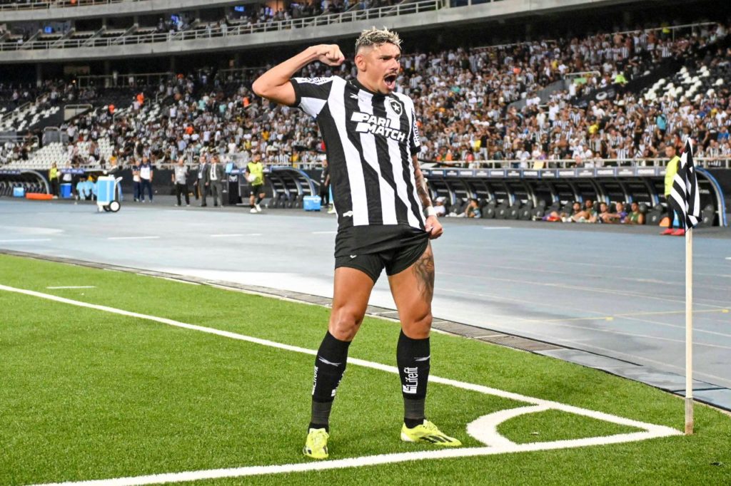 Atacante Tiquinho Soares comemora gol pelo Botafogo