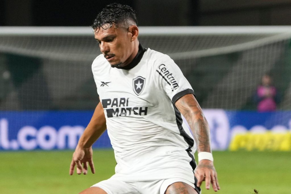 Atacante Tiquinho Soares em jogo do Botafogo
