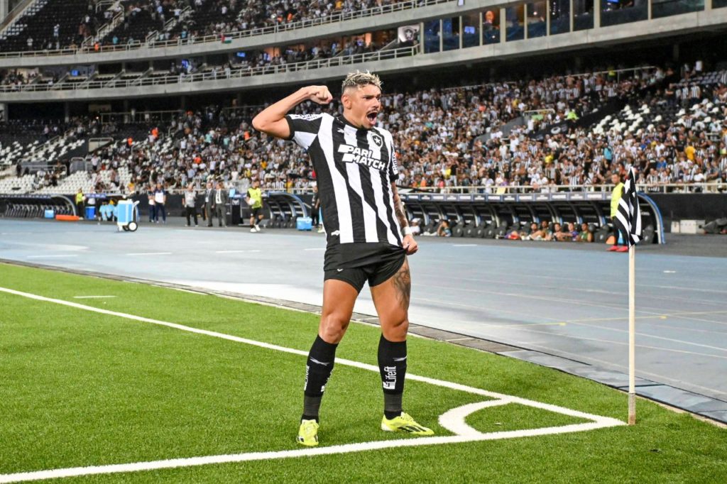 Tiquinho-Soares-Botafogo-jogo-imago1041623725h Atacante Tiquinho Soares em jogo do Botafogo