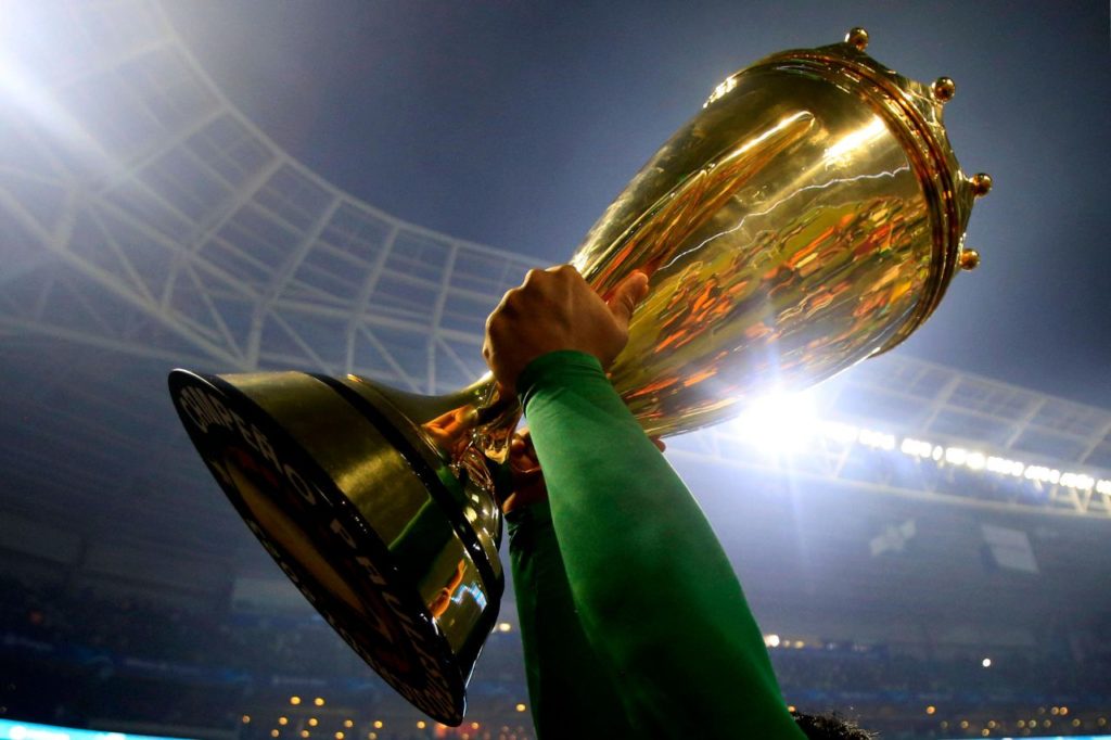 Troféu-Paulista-imago1027578785h Taça do Campeonato Paulista sendo erguida