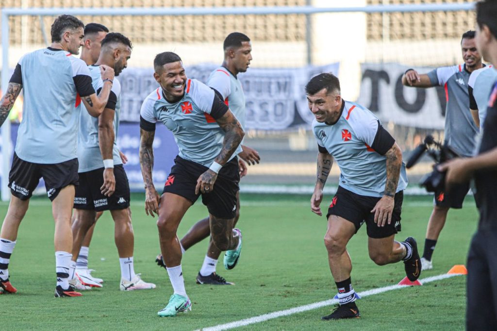 Zé-Gabriel-Medel-Vasco-treino-imago1041230821h Volante Zé Gabriel em treino do Vasco ao lado de Gary Medel
