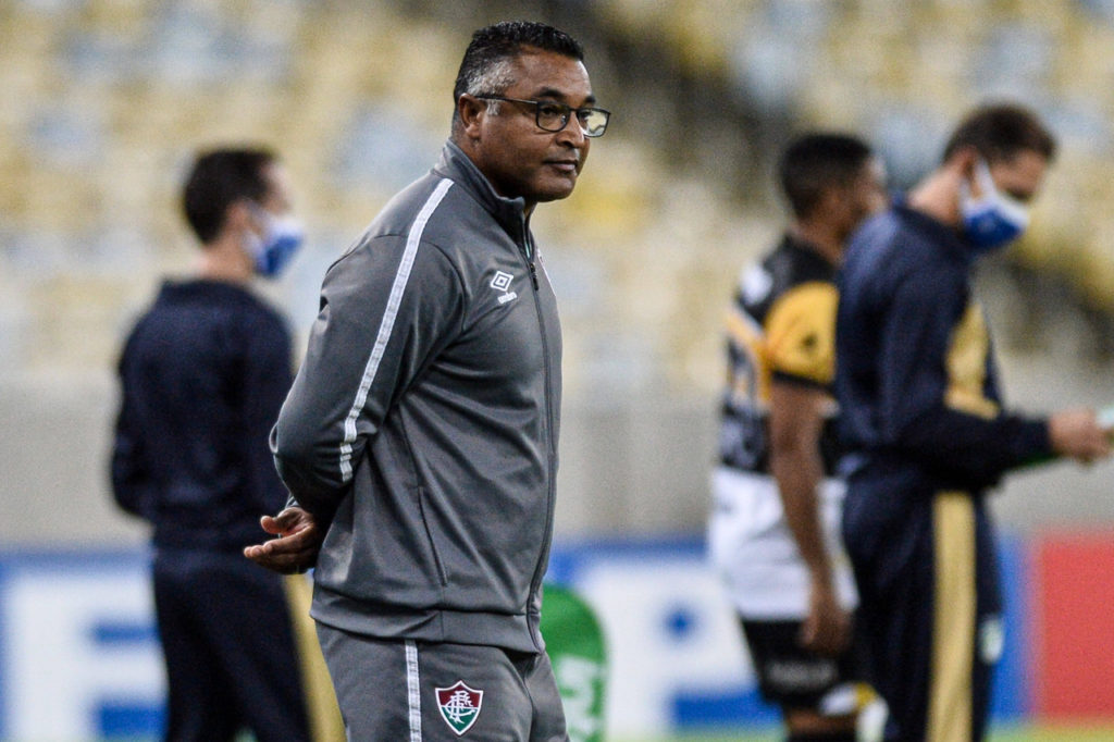 Roger-Machado-Juventude-Jogo-imago1004670523h Roger Machado, do Juventude, olha o campo de jogo quando ainda vestia as cores do Fluminense.