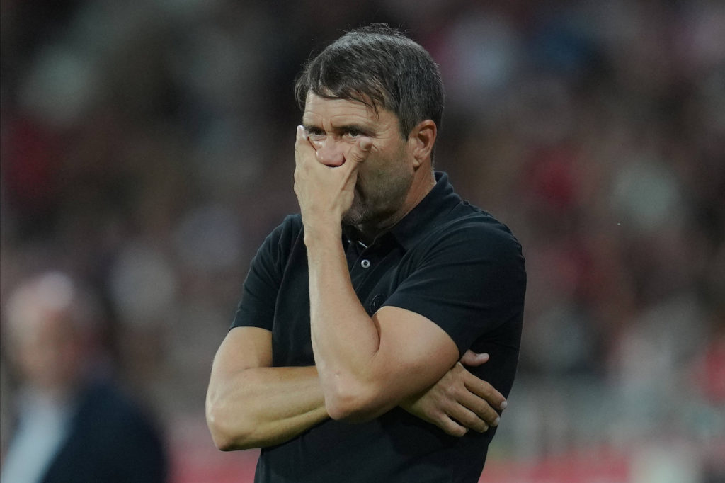 Eduardo Coudet, do Internacional, com a mão no rosto observando a equipe em campo.