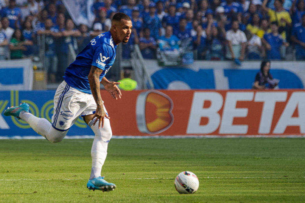 Zé-Ivaldo-Cruzeiro-Jogo-imago1014404390h Zé Ivaldo, do Cruzeiro, conduz a bola em uma partida pelo clube.