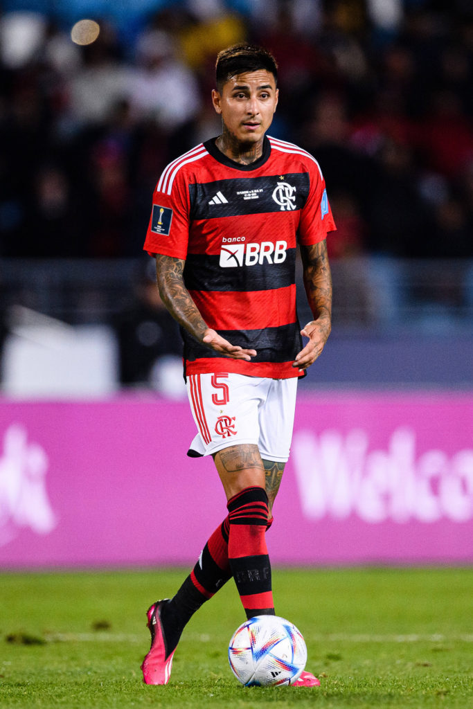 Erick-Pulgar-Flamengo-Jogo-imago1024130840h Erick Pulgar, do Flamengo, conduz a bola durante um jogo do time no Mundial de Clubes de 2023.