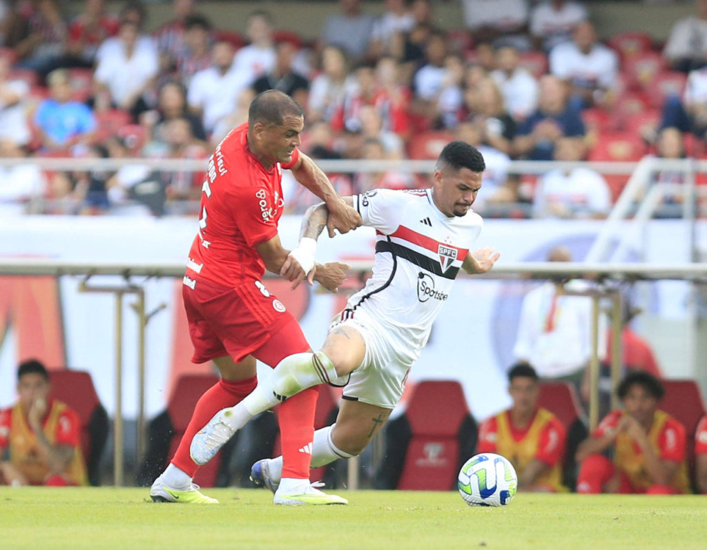 Mercado-Inter-Jogo-imago1029364792h Mercado, do Internacional, disputa a bola com um jogador do São Paulo no Brasileirão de 2023.